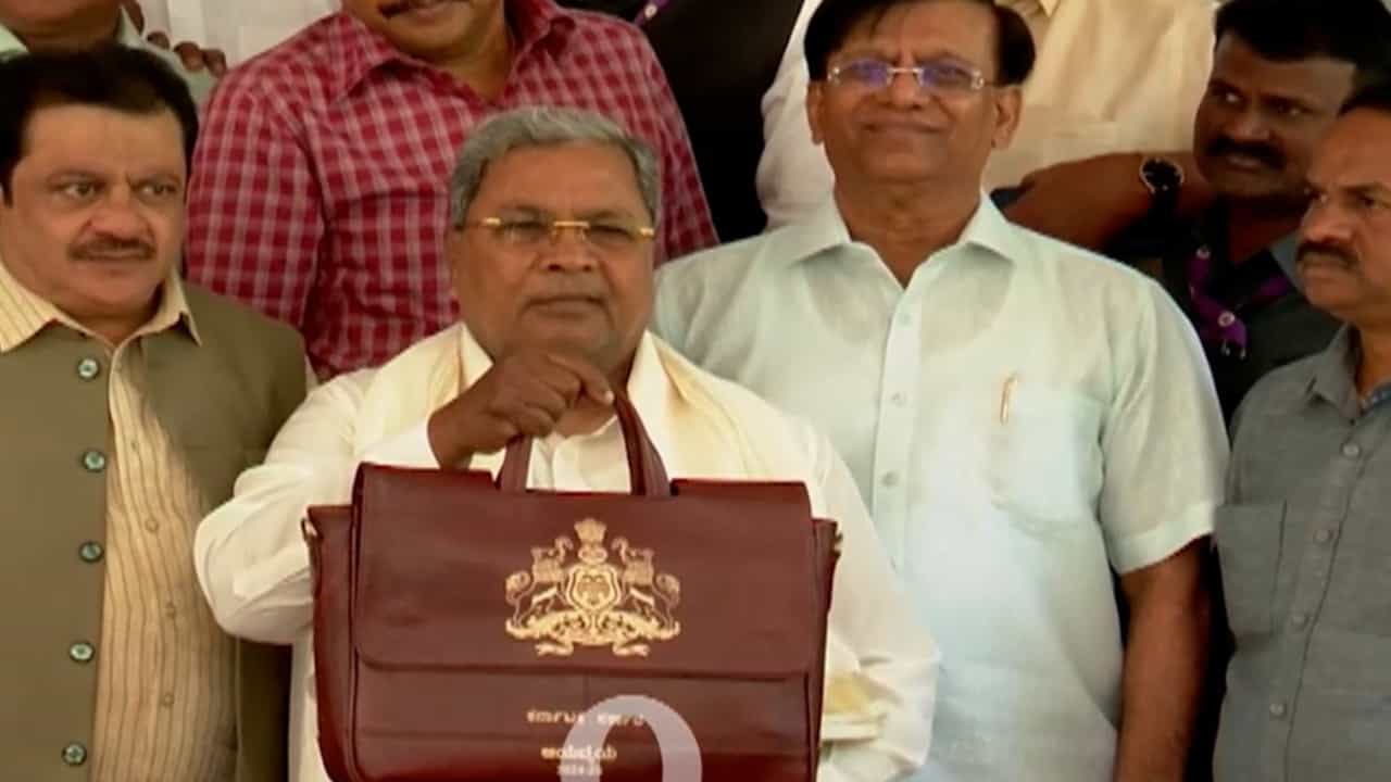 ಕರ್ನಾಟಕ ಬಜೆಟ್ 2026 ನೇರಪ್ರಸಾರ: ಸಿಎಂ ಸಿದ್ದರಾಮಯ್ಯ ಬಜೆಟ್ ಲೈವ್ ವಿಡಿಯೋ ಕರ್ನಾಟಕ ಬಜೆಟ್ 2026 ನೇರಪ್ರಸಾರ: ಸಿಎಂ ಸಿದ್ದರಾಮಯ್ಯ ಬಜೆಟ್ ಲೈವ್ ವಿಡಿಯೋ