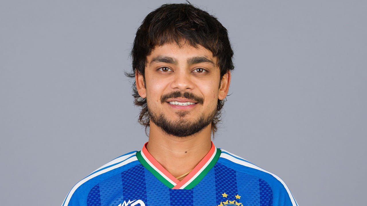 2- ಇಶಾನ್ ಕಿಶನ್: ಭಾರತ ತಂಡದ ಯುವ ಎಡಗೈ ಬ್ಯಾಟರ್ ಇಶಾನ್ ಕಿಶನ್ ಈ ಬಾರಿ 2 ಸ್ಥಾನ ಮೇಲೇರಿದ್ದಾರೆ. ಟಿ20 ವಿಶ್ವಕಪ್​ನಲ್ಲಿ ಪ್ರಚಂಡ ಪ್ರದರ್ಶನದ ಫಲವಾಗಿ ಇದೀಗ 871 ಅಂಕಗಳೊಂದಿಗೆ ದ್ವಿತೀಯ ಸ್ಥಾನಕ್ಕೇರುವಲ್ಲಿ ಯಶಸ್ವಿಯಾಗಿದ್ದಾರೆ. ಅಂದರೆ ಅಭಿಷೇಕ್ ಹಾಗೂ ಇಶಾನ್ ನಡುವಣ ಅಂಕಗಳ ವ್ಯತ್ಯಾಸ ಕೇವಲ 4 ಮಾತ್ರ.