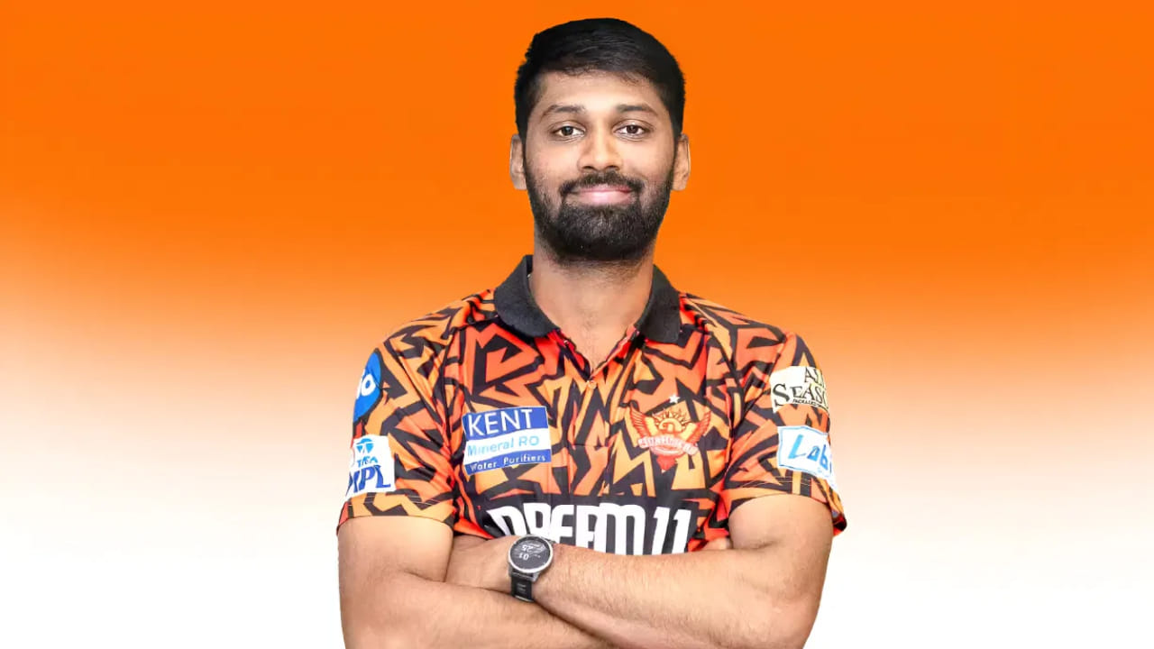 ಸ್ಮರಣ್ ರವಿಚಂದ್ರನ್; ಇತ್ತಿಚೆಗಷ್ಟೆ ಮುಗಿದಿದ್ದ ರಣಜಿ ಟ್ರೋಫಿಯಲ್ಲಿ ಕರ್ನಾಟಕ ಪರ ಅಮೋಘ ಪ್ರದರ್ಶನ ನೀಡಿದ್ದ ಸ್ಮರಣ್ರನ್ನು ಸನ್ರೈಸರ್ಸ್ ಹೈದರಾಬಾದ್ ಫ್ರಾಂಚೈಸಿ 2025 ರಲ್ಲಿ ಆಡಂ ಝಂಪಾ ಬದಲಿಗೆ 30 ಲಕ್ಷ ರೂಗಳ ಮೂಲ ಬೆಲೆಗೆ ಖರೀದಿ ಮಾಡಿತ್ತು. ತಂಡದಲ್ಲಿ ಈಗಾಗಲೇ ಅಭ್ಯಾಸ ಆರಂಭಿಸಿರುವ ಸ್ಮರಣ್ಗೆ ತಂಡದಲ್ಲಿ ಮಧ್ಯಮ ಕ್ರಮಾಂಕದಲ್ಲಿ ಆಡುವ ಅವಕಾಶ ಸಿಗಬಹುದು.