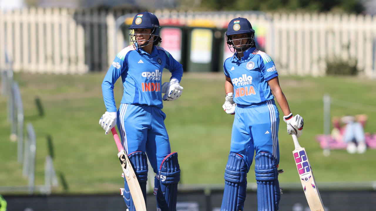 ಐಸಿಸಿ ಬಿಡುಗಡೆ ಮಾಡಿರುವ ನೂತನ ಮಹಿಳಾ ಏಕದಿನ ಬ್ಯಾಟರ್​ಗಳ ಶ್ರೇಯಾಂಕದಲ್ಲಿ ಟೀಂ ಇಂಡಿಯಾದ ಉಪನಾಯಕಿ ಸ್ಮೃತಿ ಮಂಧಾನ ಮತ್ತೆ ನಂ. 1 ಸ್ಥಾನವನ್ನು ಅಲಂಕರಿಸಿದ್ದಾರೆ. 790 ರೇಟಿಂಗ್ ಪಾಯಿಂಟ್‌ಗಳನ್ನು ಹೊಂದಿರುವ ಸ್ಮೃತಿ ಮಂಧಾನ ದಕ್ಷಿಣ ಆಫ್ರಿಕಾದ ನಾಯಕಿ ಲಾರಾ ವೋಲ್ವಾರ್ಡ್ ಅವರನ್ನು ಹಿಂದಿಕ್ಕಿ ಅಗ್ರಸ್ಥಾನಕ್ಕೇರಿದ್ದಾರೆ.