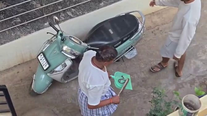 ಬಾಗಲಕೋಟೆ: ಲೋಕಾಯುಕ್ತ ದಾಳಿ ವೇಳೆ ಮನೆಗೆ ನುಗ್ಗಿದ ಹಾವು!