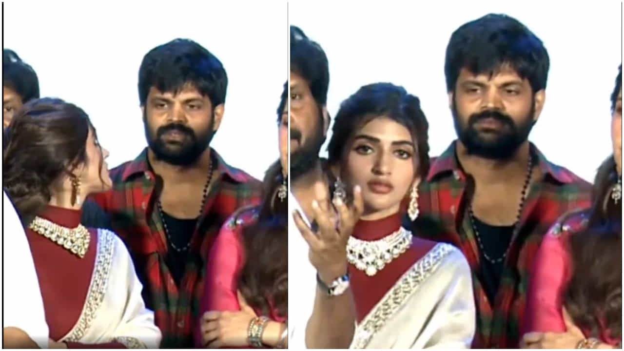 ಹಿಂದೆ ನಿಂತಿದ್ದ ನಟನ ಕಂಡು ಶ್ರೀಲೀಲಾ ಗರಂ? ವೈರಲ್ ವಿಡಿಯೋದ ಅಸಲಿ ಕಥೆ ಇಲ್ಲಿದೆ ಹಿಂದೆ ನಿಂತಿದ್ದ ನಟನ ಕಂಡು ಶ್ರೀಲೀಲಾ ಗರಂ? ವೈರಲ್ ವಿಡಿಯೋದ ಅಸಲಿ ಕಥೆ ಇಲ್ಲಿದೆ