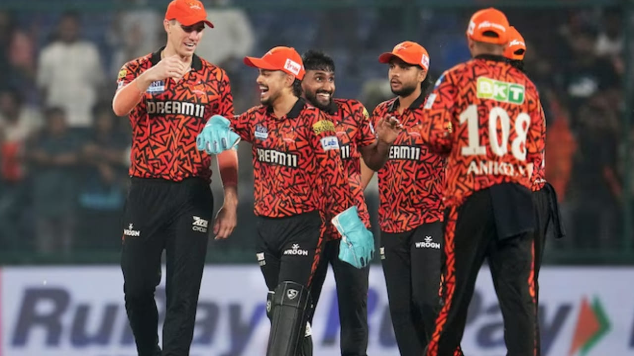 ಸನ್‌ರೈಸರ್ಸ್ ಹೈದರಾಬಾದ್‌: ಅಭಿಷೇಕ್ ಶರ್ಮಾ, ಟ್ರಾವಿಸ್ ಹೆಡ್, ಇಶಾನ್ ಕಿಶನ್ (ನಾಯಕ), ಹೆನ್ರಿಚ್ ಕ್ಲಾಸೆನ್ (ವಿಕೆಟ್ ಕೀಪರ್), ಲಿಯಾಮ್ ಲಿವಿಂಗ್‌ಸ್ಟೋನ್, ಅನಿಕೇತ್ ವರ್ಮಾ, ನಿತೀಶ್ ಕುಮಾರ್ ರೆಡ್ಡಿ, ಬ್ರೇಡನ್ ಕಾರ್ಸೆ, ಹರ್ಷಲ್ ಪಟೇಲ್, ಜಯದೇವ್ ಉನದ್ಕತ್, ಜೀಶನ್ ಅನ್ಸಾರಿ.
