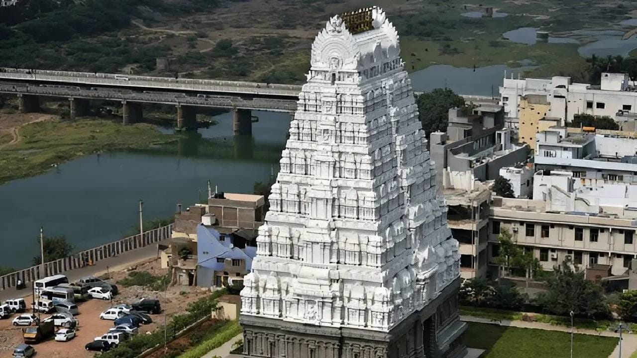 Srikalahasti Temple: ಗ್ರಹಣ ಕಾಲದಲ್ಲೂ ತೆರೆದಿರುವ ಶ್ರೀಕಾಳಹಸ್ತಿ ದೇವಸ್ಥಾನದ ಇಂಟರೆಸ್ಟಿಂಗ್ ಸಂಗತಿ ಇಲ್ಲಿದೆ Srikalahasti Temple: ಗ್ರಹಣ ಕಾಲದಲ್ಲೂ ತೆರೆದಿರುವ ಶ್ರೀಕಾಳಹಸ್ತಿ ದೇವಸ್ಥಾನದ ಇಂಟರೆಸ್ಟಿಂಗ್ ಸಂಗತಿ ಇಲ್ಲಿದೆ