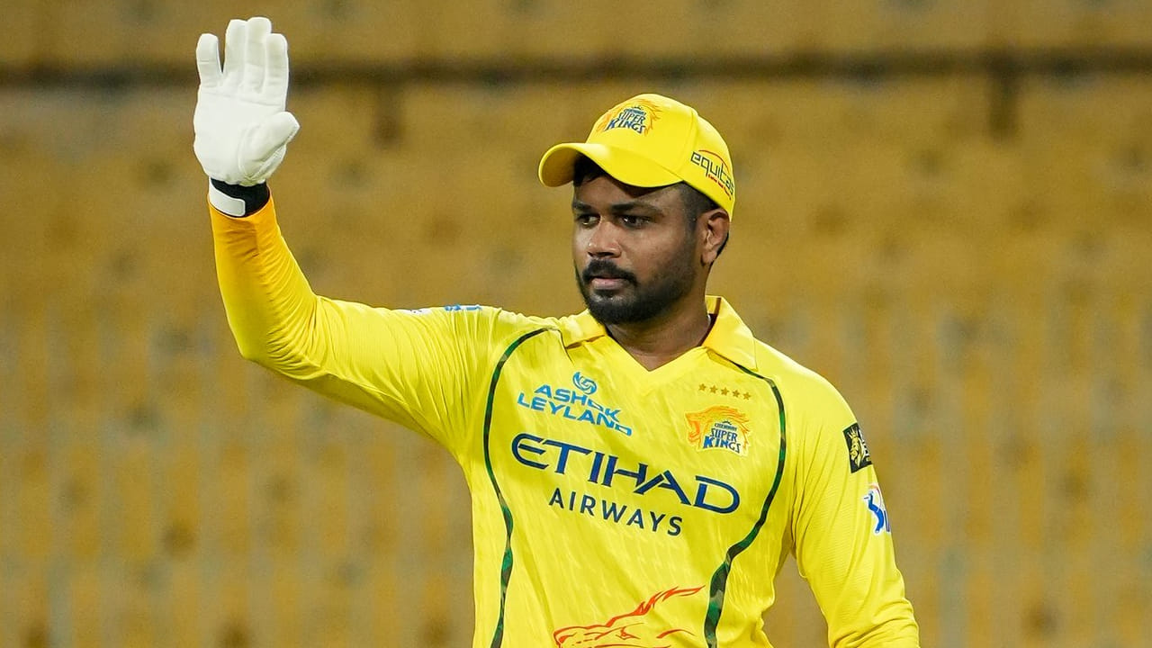 ಮಹೇಂದ್ರ ಸಿಂಗ್ ಧೋನಿ ಅನುಪಸ್ಥಿತಿಯಲ್ಲಿ ಚೆನ್ನೈ ಸೂಪರ್ ಕಿಂಗ್ಸ್ ತಂಡದ ವಿಕೆಟ್ ಕೀಪರ್ ಆಗಿ ಸಂಜು ಸ್ಯಾಮ್ಸನ್ ಕಾಣಿಸಿಕೊಳ್ಳಲಿದ್ದಾರೆ. ಕಳೆದ ಎರಡು ದಿನಗಳಿಂದ ಸಂಜು ಸ್ಯಾಮ್ಸನ್ ವಿಕೆಟ್ ಕೀಪಿಂಗ್ ಅಭ್ಯಾಸ ನಡೆಸುತ್ತಿದ್ದು, ಹೀಗಾಗಿ ಅವರೇ ಕೀಪಿಂಗ್ ಗ್ಲೌಸ್ ತೊಡಲಿದ್ದಾರೆ ಎನ್ನಬಹುದು.