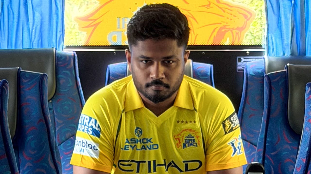 ಎಂಎಸ್ ಧೋನಿ ಅನುಪಸ್ಥಿತಿಯಲ್ಲಿ ಚೆನ್ನೈ ಸೂಪರ್ ಕಿಂಗ್ಸ್ ತಂಡದ ವಿಕೆಟ್ ಕೀಪರ್ ಜವಾಬ್ದಾರಿಯನ್ನು ಸಂಜು ಸ್ಯಾಮ್ಸನ್ ನಿರ್ವಹಿಸಲಿದ್ದಾರೆ. ಅಂದರೆ ಸಂಜು ಸ್ಯಾಮ್ಸನ್ ಸಿಎಸ್ಕೆ ಪರ ವಿಕೆಟ್ ಕೀಪರ್-ಬ್ಯಾಟರ್ ಆಗಿ ಪಾದಾರ್ಪಣೆ ಮಾಡಲಿದ್ದಾರೆ.