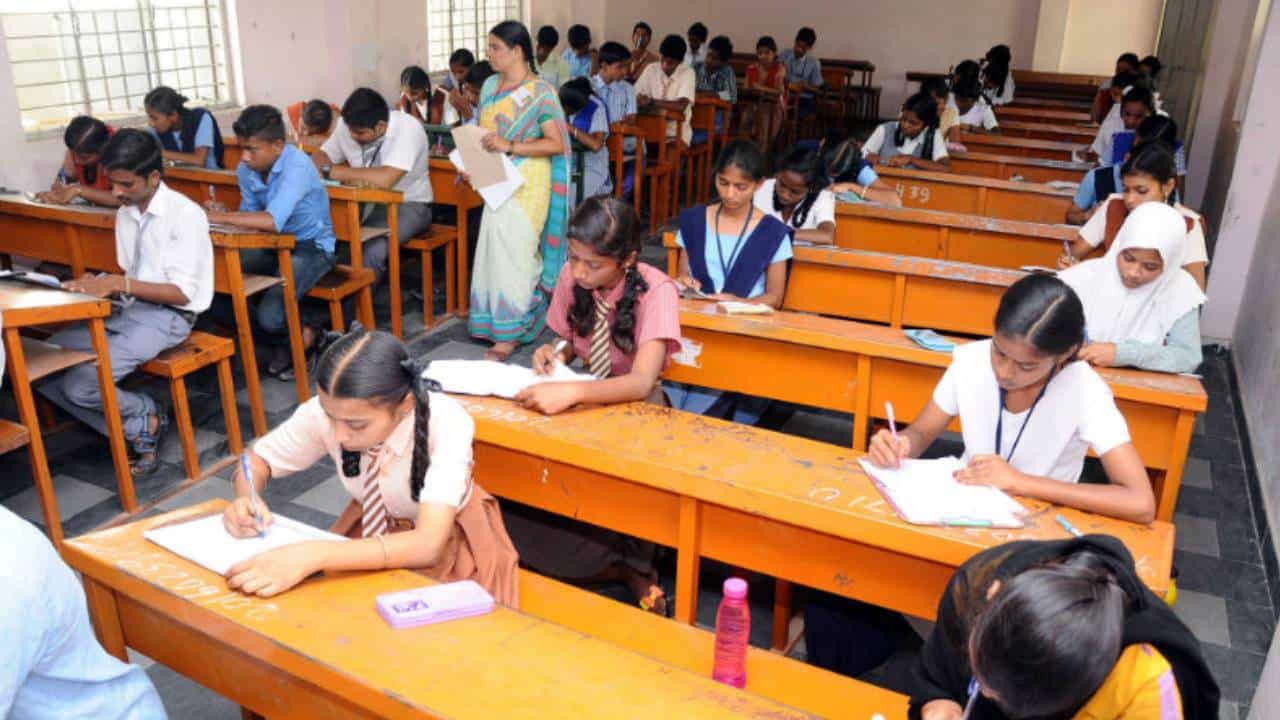 SSLC ಒಟ್ಟು ಮಾರ್ಕ್ಸ್ 625ದಿಂದ 525ಕ್ಕೆ ಇಳಿಕೆ: ಹಿಂದಿ ಅಂಕಕ್ಕೆ ಕೋಕ್ SSLC ಒಟ್ಟು ಮಾರ್ಕ್ಸ್ 625ದಿಂದ 525ಕ್ಕೆ ಇಳಿಕೆ: ಹಿಂದಿ ಅಂಕಕ್ಕೆ ಕೋಕ್