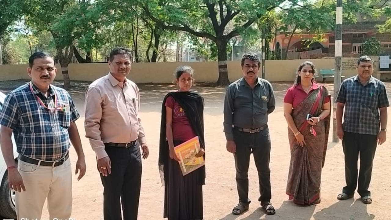 ಪರೀಕ್ಷೆ ತ್ಯಜಿಸಿ ಕೂಲಿಗೆ ಹೋಗಿದ್ದ ವಿದ್ಯಾರ್ಥಿನಿಯನ್ನು ಕರೆತಂದ ಅಧಿಕಾರಿಗಳು! ಪರೀಕ್ಷೆ ತ್ಯಜಿಸಿ ಕೂಲಿಗೆ ಹೋಗಿದ್ದ ವಿದ್ಯಾರ್ಥಿನಿಯನ್ನು ಕರೆತಂದ ಅಧಿಕಾರಿಗಳು!