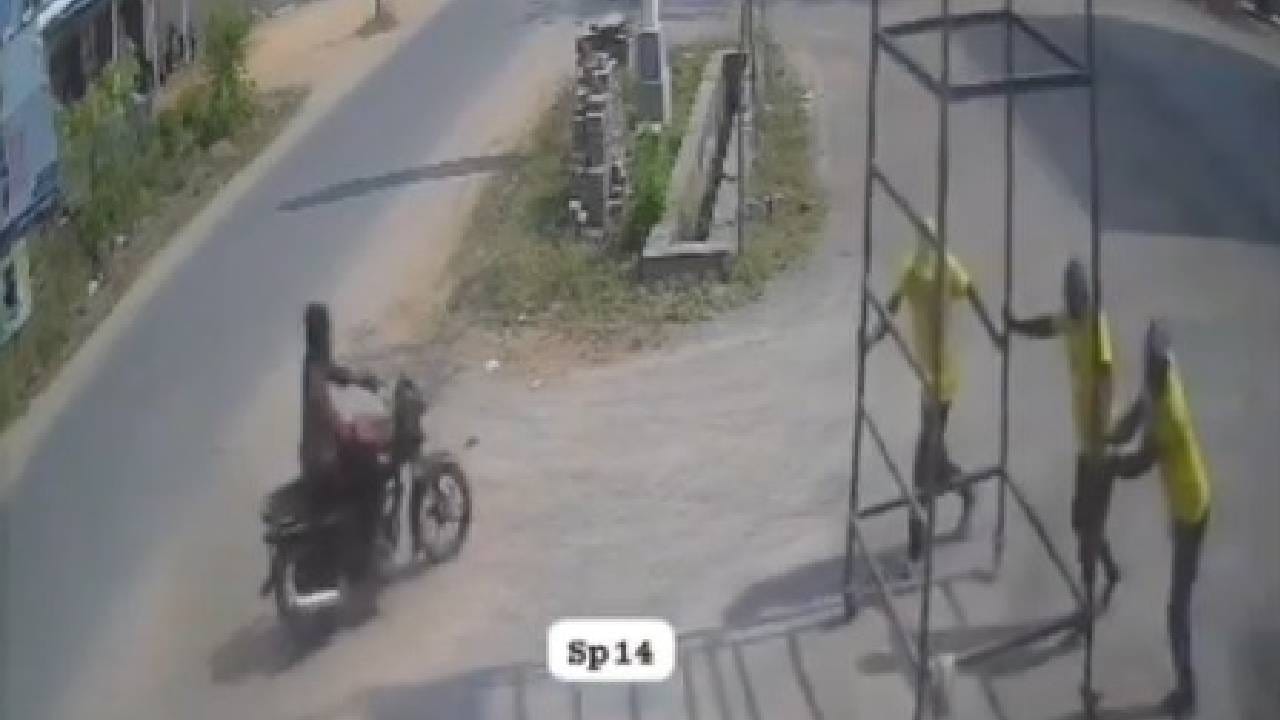 ವಿಡಿಯೋ: ಕಬ್ಬಿಣದ ಸ್ಟ್ಯಾಂಡ್ ಹಿಡಿದು ಬರುತ್ತಿದ್ದವರಿಗೆ ವಿದ್ಯುತ್ ತಗುಲಿ ಅಲ್ಲೇ ಹೋಯ್ತು ಪ್ರಾಣ