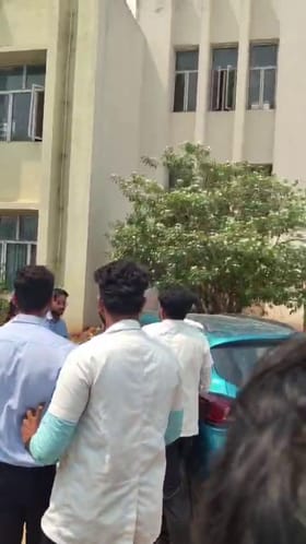 ಕ್ಲಾಸಲ್ಲೇ ಪ್ರೊಪೋಸ್ ಮಾಡಿದ ಪ್ರೊಫೆಸರ್​ಗೆ ಬಿತ್ತು ಗೂಸಾ!