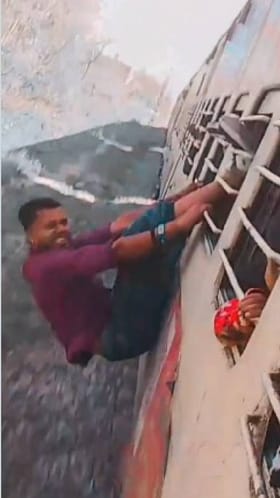 ರೈಲಿನಿಂದ ಹೊರಬಂದು ಕಿಟಕಿಯ ಕಂಬಿಗಳ ಹಿಡಿದು ಅಪಾಯಕಾರಿ ಸ್ಟಂಟ್