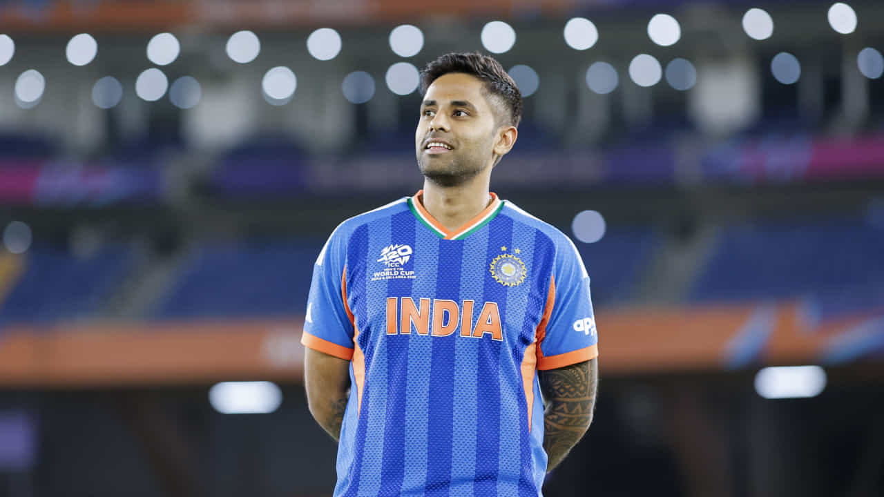 ಸೂರ್ಯಕುಮಾರ್ ಯಾದವ್ ನಾಯಕತ್ವದಲ್ಲಿ, ಟೀಂ ಇಂಡಿಯಾ ಇತಿಹಾಸ ನಿರ್ಮಿಸಲು ಕೇವಲ ಒಂದು ಹೆಜ್ಜೆ ದೂರದಲ್ಲಿದೆ. ಭಾರತ ಮತ್ತು ನ್ಯೂಜಿಲೆಂಡ್ ನಡುವಿನ ಟಿ20 ವಿಶ್ವಕಪ್ ಫೈನಲ್ ಪಂದ್ಯವು ಅಹಮದಾಬಾದ್ನ ನರೇಂದ್ರ ಮೋದಿ ಕ್ರೀಡಾಂಗಣದಲ್ಲಿ ನಡೆಯಲಿದ್ದು, ಅಲ್ಲಿ ಟೀಂ ಇಂಡಿಯಾ ತನ್ನ ಮೂರನೇ ಟಿ20 ವಿಶ್ವಕಪ್ ಗೆಲ್ಲಲು ಪ್ರಯತ್ನಿಸಲಿದೆ. ಇದರ ಜೊತೆಗೆ ನಾಯಕ ಸೂರ್ಯಕುಮಾರ್ ಯಾದವ್ ಕೂಡ ಹೀನಾಯ ದಾಖಲೆಯ ಸರಣಿಯನ್ನು ಮುರಿಯುವ ಇರಾದೆಯಲ್ಲಿದ್ದಾರೆ.