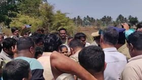 ಬಾರ್ ಮುಂದೆ ಪ್ರತಿಭಟನೆ ವೇಳೆ ಕಲ್ಲು ತೂರಾಟ: ಪೊಲೀಸರಿಗೆ ಗಾಯ