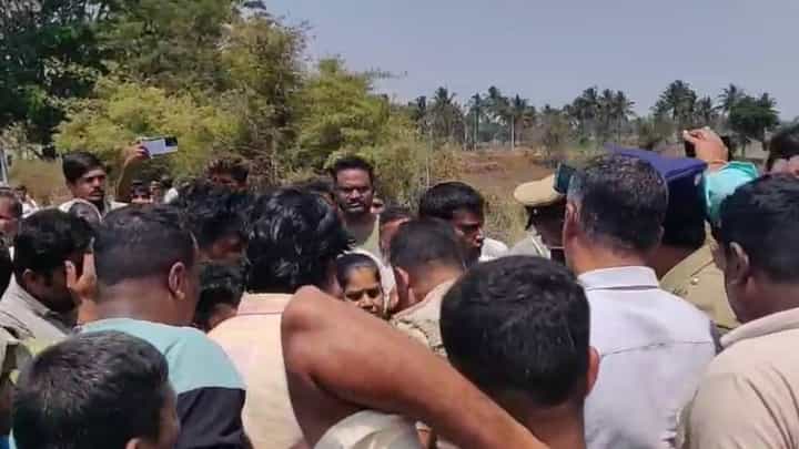 ವ್ಯಕ್ತಿ ಅನುಮಾಸ್ಪದ ಸಾವು: ಬಾರ್ ಮುಂದೆ ಪ್ರತಿಭಟನೆ ವೇಳೆ ಕಲ್ಲು ತೂರಾಟ, ಪೊಲೀಸರಿಗೆ ಗಾಯ ವ್ಯಕ್ತಿ ಅನುಮಾಸ್ಪದ ಸಾವು: ಬಾರ್ ಮುಂದೆ ಪ್ರತಿಭಟನೆ ವೇಳೆ ಕಲ್ಲು ತೂರಾಟ, ಪೊಲೀಸರಿಗೆ ಗಾಯ