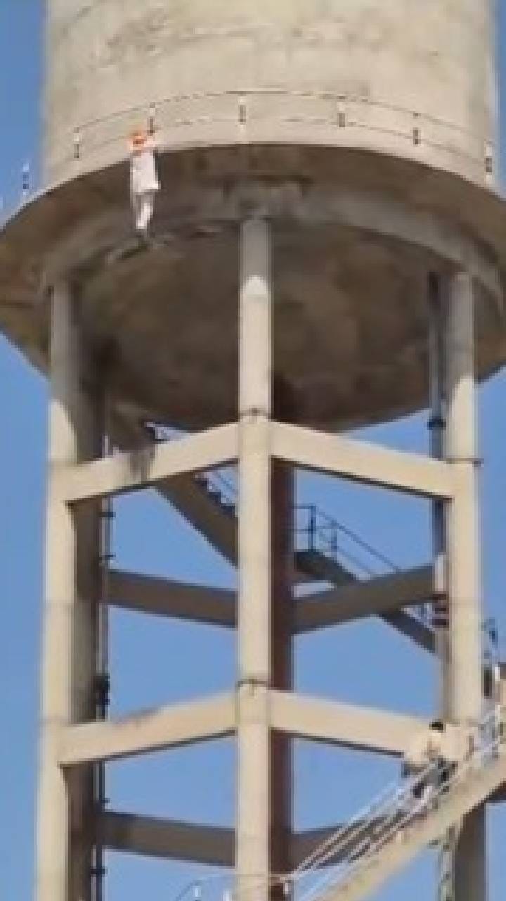 ಆತ್ಮಹತ್ಯೆ ಮಾಡಿಕೊಳ್ಳಲು ಬೃಹತ್ ನೀರಿನ ಟ್ಯಾಂಕ್ ಹತ್ತಿ, ಕಾಪಾಡಿ ಎಂದ ರೈತ