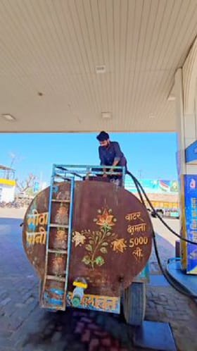 ಇಷ್ಟು ಬೇಜವಾಬ್ದಾರಿಯಿಂದ ಪೆಟ್ರೋಲ್ ತುಂಬಿಸ್ತಾರಾ?!