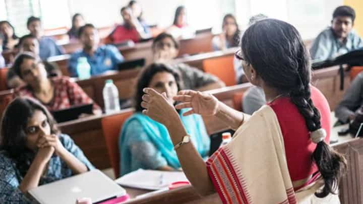 Karnataka Budget 2026: ಸರ್ಕಾರಿ ಕಾಲೇಜುಗಳಲ್ಲಿ 2,000 ಬೋಧಕ ಸಿಬ್ಬಂದಿ ನೇಮಕಕ್ಕೆ ಗ್ರೀನ್ ಸಿಗ್ನಲ್ ನೀಡಿದ ಸಿಎಂ Karnataka Budget 2026: ಸರ್ಕಾರಿ ಕಾಲೇಜುಗಳಲ್ಲಿ 2,000 ಬೋಧಕ ಸಿಬ್ಬಂದಿ ನೇಮಕಕ್ಕೆ ಗ್ರೀನ್ ಸಿಗ್ನಲ್ ನೀಡಿದ ಸಿಎಂ