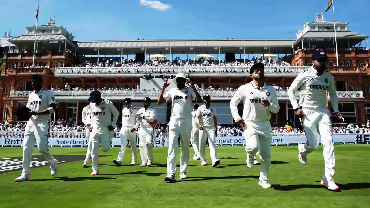 ಇನ್ನು ಟೀಮ್ ಇಂಡಿಯಾ ಉಳಿದ 9 ಮ್ಯಾಚ್ಗಳಲ್ಲಿ ಎಲ್ಲಾ ಪಂದ್ಯಗಳನ್ನು ಅಥವಾ 8 ಮ್ಯಾಚ್ಗಳನ್ನು ಗೆದ್ದುಕೊಂಡರೆ ನೇರವಾಗಿ ಫೈನಲ್ಗೇರಲಿದೆ. ಅಂದರೆ 9 ರಲ್ಲಿ 7 ಪಂದ್ಯ ಗೆದ್ದರೂ ಕೆಲ ತಂಡಗಳ ಫಲಿತಾಂಶವನ್ನು ಎದುರು ನೋಡಬೇಕಾಗುತ್ತದೆ. ಇತ್ತ 8 ಮ್ಯಾಚ್ಗಳನ್ನು ಗೆದ್ದುಕೊಂಡರೆ 64% ರಿಂದ 65% ಅಂಕಗಳನ್ನು ಪಡೆದು ಫೈನಲ್ ಸ್ಥಾನವನ್ನು ಖಚಿತಪಡಿಸಿಕೊಳ್ಳಬಹುದು.