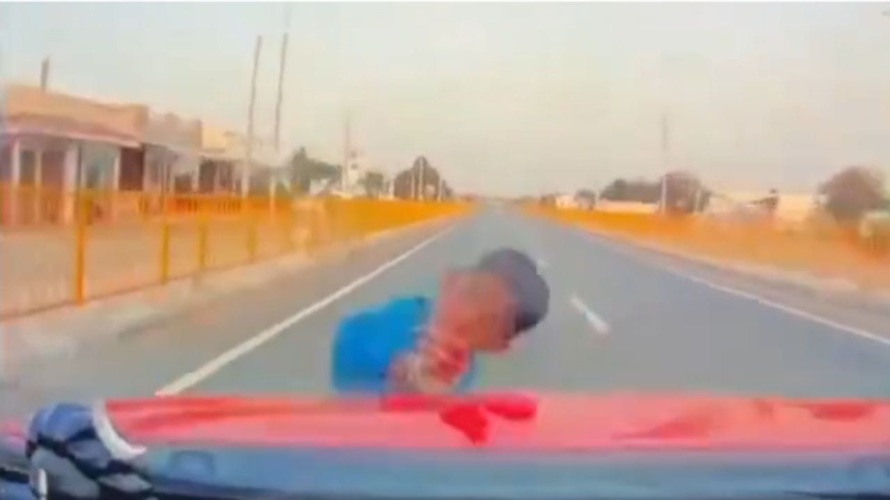 ರಸ್ತೆ ದಾಟುತ್ತಿದ್ದ ಬಾಲಕನಿಗೆ ಕಾರು ಡಿಕ್ಕಿ: ಡ್ಯಾಶ್ಕ್ಯಾಮ್ನಲ್ಲಿ ಸೆರೆಯಾಯಿತು ಎದೆಯ ಝಲ್ ಎನಿಸೋ ದೃಶ್ಯ