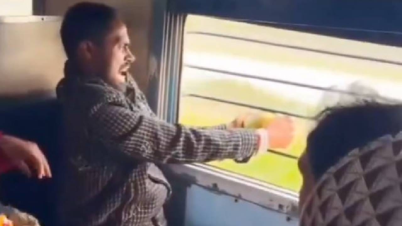 Video: ರೈಲಿನ ಕಿಟಕಿಯ ಸರಳುಗಳ ಮಧ್ಯೆ ಎಳನೀರು ಒಳಗೆಳೆಯಲು ಹರಸಾಹಸ