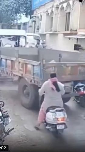 ಏಕಾಏಕಿ ರಿವರ್ಸ್​ ಬಂದ ಟ್ರ್ಯಾಕ್ಟರ್​, ಮಹಿಳೆ ಸ್ವಲ್ಪದರಲ್ಲೇ ಪಾರು