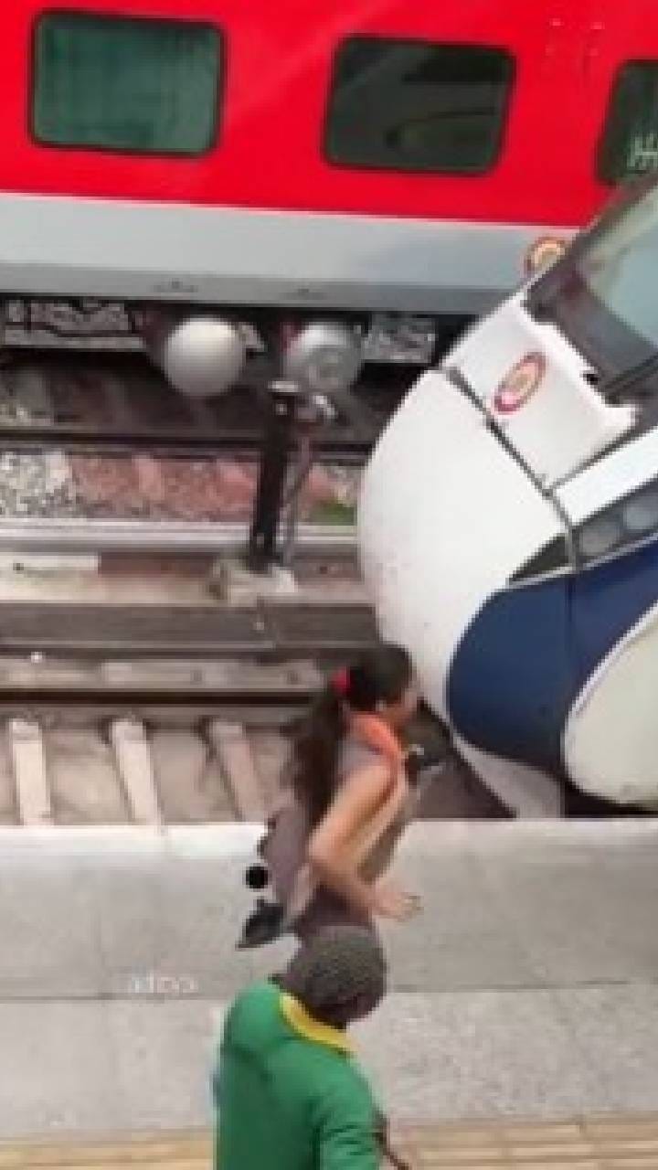 ಹೊರಟ ವಂದೇ ಭಾರತ್ ರೈಲು ನಿಲ್ಲಿಸುವಂತೆ ಪೈಲಟ್​ಗೆ ಕೈಮುಗಿದ ಮಹಿಳೆ