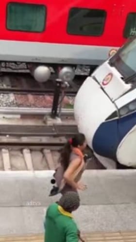 ಹೊರಟ ವಂದೇ ಭಾರತ್ ರೈಲು ನಿಲ್ಲಿಸುವಂತೆ ಪೈಲಟ್​ಗೆ ಕೈಮುಗಿದ ಮಹಿಳೆ