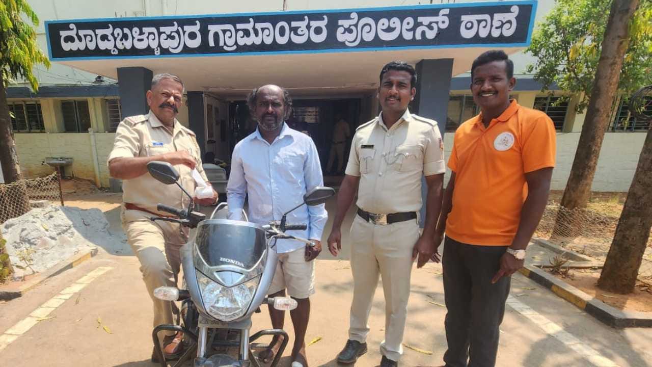 'ಹುಲಿ ಹುಲಿ' ಅಂತಾ ವೀಡಿಯೋ ಮಾಡಿ ಪೊಲೀಸ್ ಕೈಗೆ ತಗಲಾಕ್ಕೊಂಡ ರೀಲ್ಸ್ ಮಂಜು! 'ಹುಲಿ ಹುಲಿ' ಅಂತಾ ವೀಡಿಯೋ ಮಾಡಿ ಪೊಲೀಸ್ ಕೈಗೆ ತಗಲಾಕ್ಕೊಂಡ ರೀಲ್ಸ್ ಮಂಜು!
