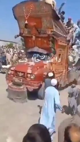 ಹಿಟ್ಟು ಸಾಗಿಸುತ್ತಿದ್ದ ಟ್ರಕ್​ ಅನ್ನು ಲೂಟಿ ಮಾಡಿದ ಪಾಕಿಸ್ತಾನದ ಜನ