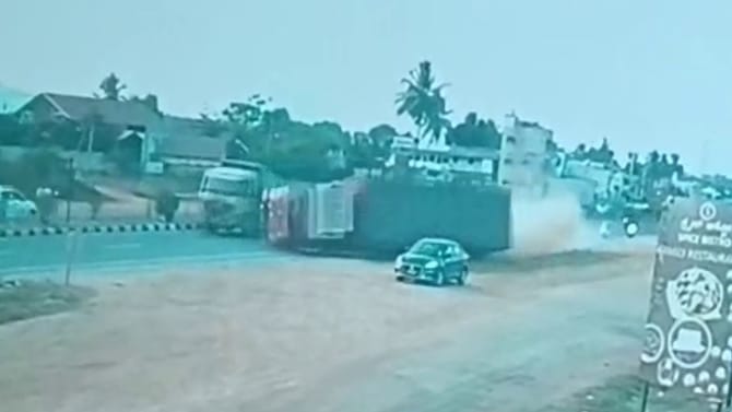 ಅತಿವೇಗವಾಗಿ ಬಂದು ಪಲ್ಟಿಯಾದ ಕ್ಯಾಂಟರ್ ಲಾರಿ, ಬೆಚ್ಚಿಬೀಳಿಸುವ ವಿಡಿಯೋ ವೈರಲ