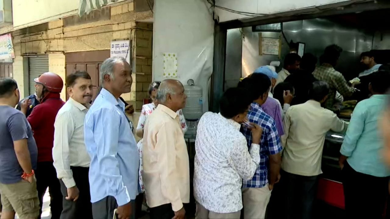 ಸೌದೆ ಒಲೆಯಲ್ಲಿ ಸಿದ್ಧವಾಗುತ್ತಿದೆ ಬಿಸಿ ಬಿಸಿ ಹೋಳಿಗೆ! ಮಲ್ಲೇಶ್ವರಂನಲ್ಲಿ ಕಿಲೋಮೀಟರ್ ಉದ್ದದ ಕ್ಯೂ