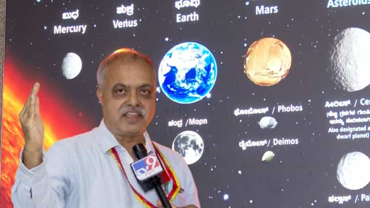 ಚಂದ್ರ ಗ್ರಹಣದ ವೇಳೆ ಚಂದ್ರನು ಈ ಬಣ್ಣದಲ್ಲಿ ಗೋಚರಿಸುವುದು ಯಾಕೆ?: ನೆಹರು ತಾರಾಲಯದ ನಿರ್ದೇಶಕರು ಹೇಳಿದ್ದೇನು? ಚಂದ್ರ ಗ್ರಹಣದ ವೇಳೆ ಚಂದ್ರನು ಈ ಬಣ್ಣದಲ್ಲಿ ಗೋಚರಿಸುವುದು ಯಾಕೆ?: ನೆಹರು ತಾರಾಲಯದ ನಿರ್ದೇಶಕರು ಹೇಳಿದ್ದೇನು?