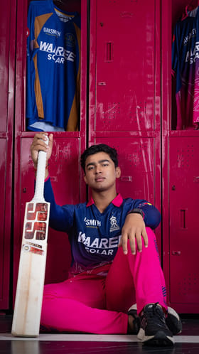 ಜಡೇಜಾ ಬೌಲಿಂಗ್​ನಲ್ಲೂ ಸಿಕ್ಸರ್​ಗಳ ಮಳೆಗರೆದ ವೈಭವ್