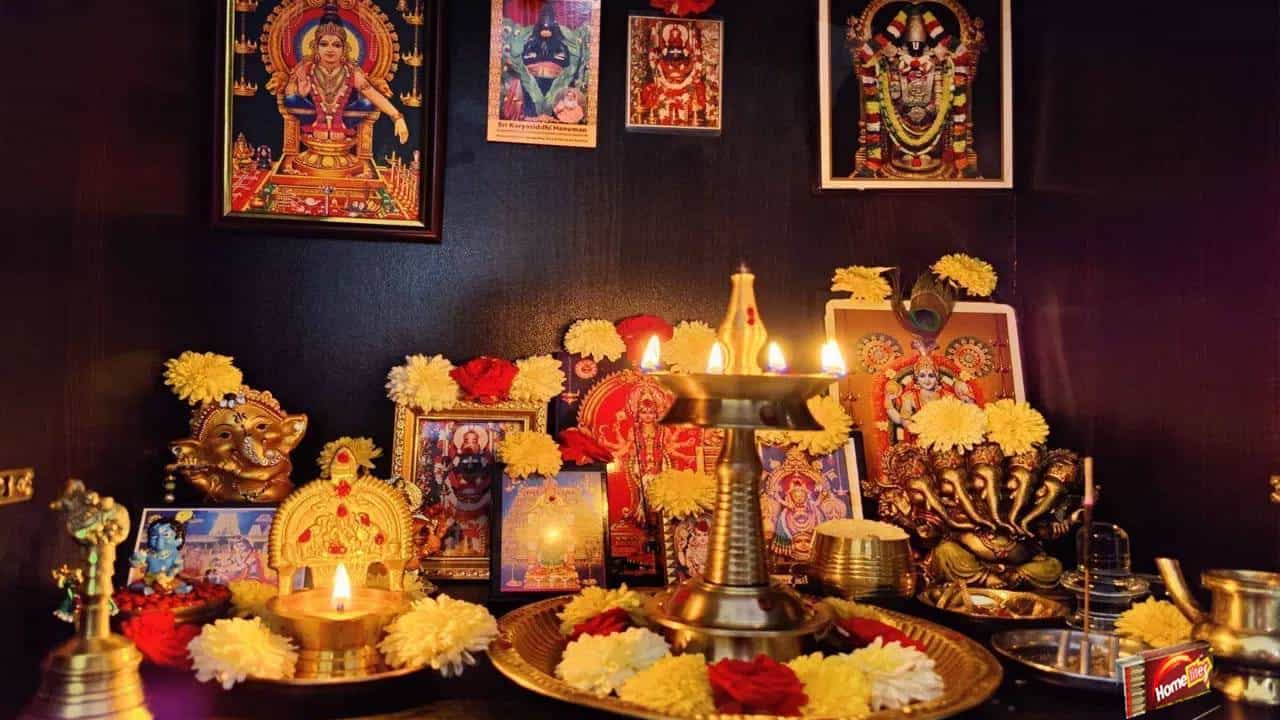 Vasthu Tips: ಪೂಜಾ ಕೋಣೆಯಲ್ಲಿ ತಪ್ಪಿಯೂ ಈ ಒಂದು ವಸ್ತು ಇಡಲೇಬೇಡಿ; ಅಪಾಯ ತಪ್ಪಿದ್ದಲ್ಲ! Vasthu Tips: ಪೂಜಾ ಕೋಣೆಯಲ್ಲಿ ತಪ್ಪಿಯೂ ಈ ಒಂದು ವಸ್ತು ಇಡಲೇಬೇಡಿ; ಅಪಾಯ ತಪ್ಪಿದ್ದಲ್ಲ!