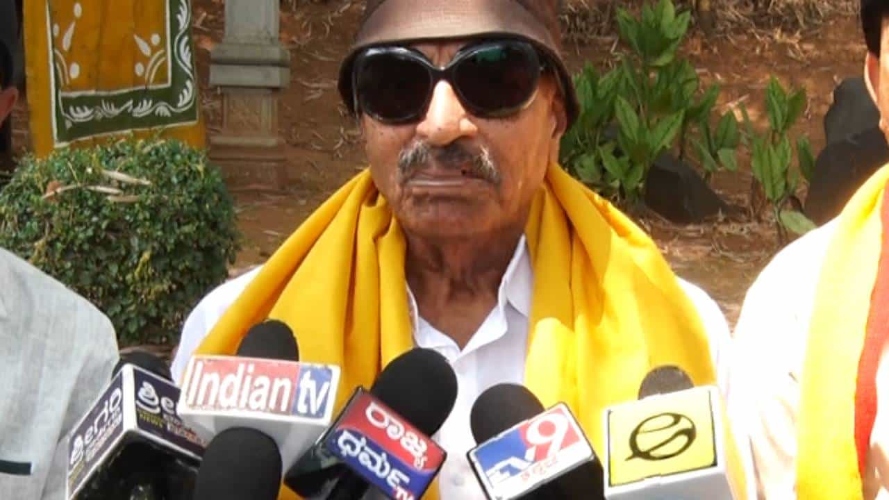 ಮೊಬೈಲ್ ಬ್ಯಾನ್ ನಿರ್ಧಾರ ಸರಿಯಲ್ಲ: ಮಾ 12ರಂದು ಕನ್ನಡ ಶಾಲೆಗಳ ಬಂದ್​​ಗೆ ವಾಟಾಳ್​ ನಾಗರಾಜ್​ ಕರೆ ​