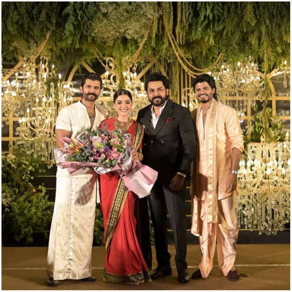 ರಶ್ಮಿಕಾ ಮಂದಣ್ಣ ಹಾಗೂ ವಿಜಯ್ ದೇವರಕೊಂಡ ಅವರ ರಿಸೆಪ್ಶನ್ ಅಲ್ಲಿ ಸೆಲೆಬ್ರಿಟಿಗಳ ದಂಡೇ ನೆರೆದಿತ್ತು. ತಮಿಳು ನಟ ಕಾರ್ತಿ ಬಂದು ರಶ್ಮಿಕಾಗೆ ವಿಶ್ ಮಾಡಿದರು. ಈ ಮೊದಲು ಇಬ್ಬರೂ ಒಟ್ಟಾಗಿ ನಟಿಸಿದ್ದರು. 