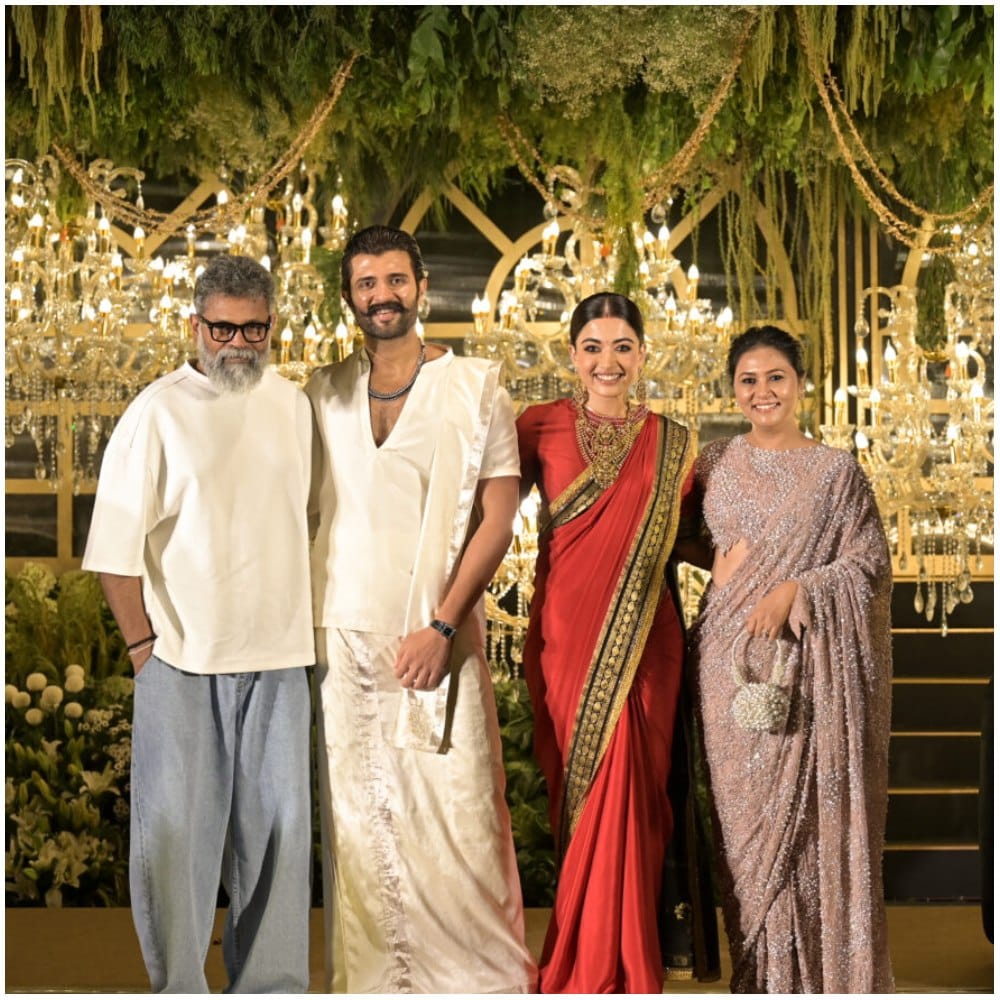 ಪುಷ್ಪ ಚಿತ್ರದ ನಿರ್ದೇಶಕ ಸುಕುಮಾರ್ ಅವರು ರಶ್ಮಿಕಾ ಆರತಕ್ಷತೆಗೆ ಆಗಮಿಸಿದರು. ಈ ಫೋಟೋಗಳು ಗಮನ ಸೆಳೆದಿವೆ. ಸುಕುಮಾರ್ ಹಾಗೂ ರಶ್ಮಿಕಾ ಮಧ್ಯೆ ಒಳ್ಳೆಯ ಗೆಳೆತನ ಇದೆ. 