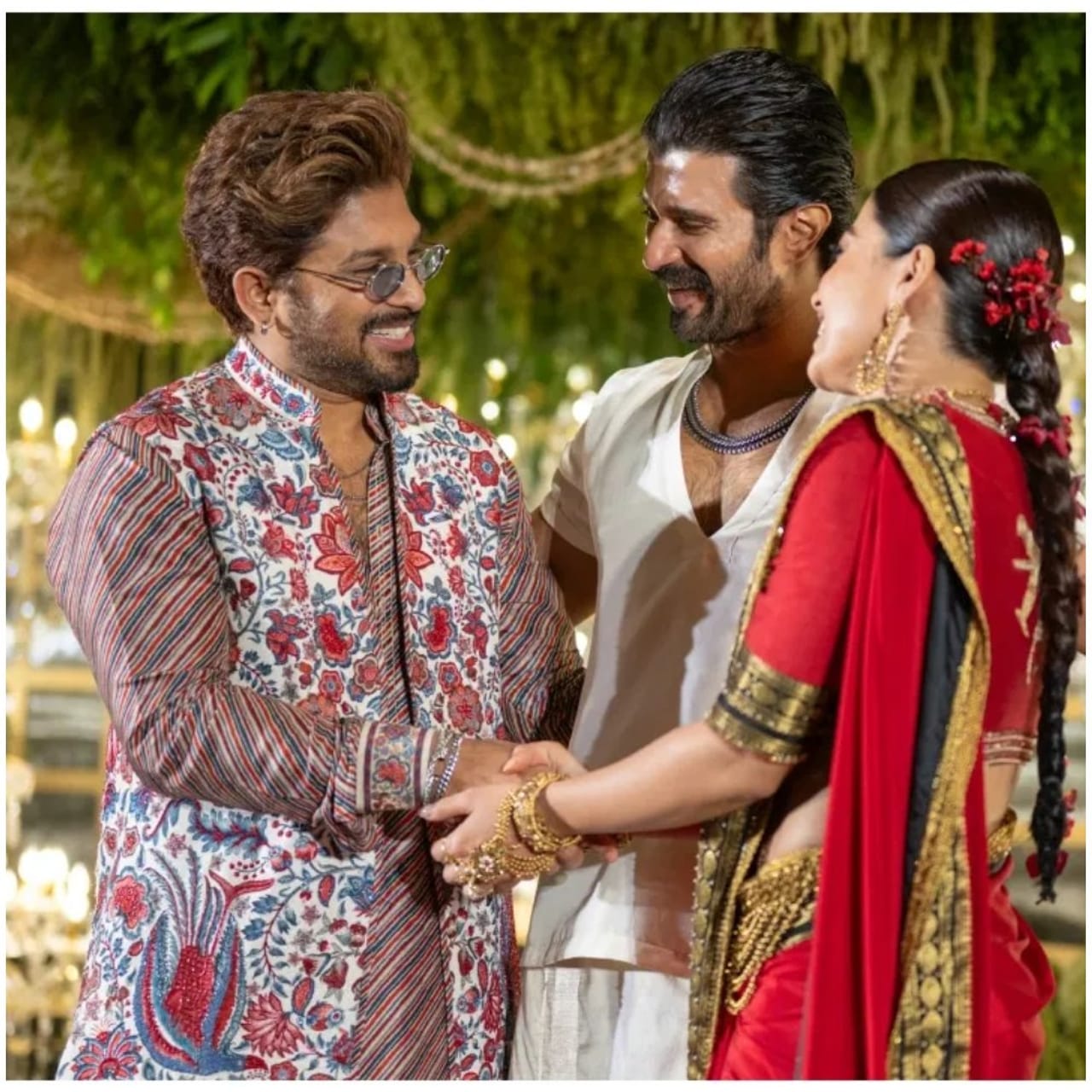 ಅಲ್ಲು ಅರ್ಜುನ್ ಕೂಡ ರಿಸೆಪ್ಶನ್​​ಗೆ ಆಗಮಿಸಿ ವಿಜಯ್ ಹಾಗೂ ರಶ್ಮಿಕಾಗೆ ಶುಭ ಕೋರಿದರು. ದಂಪತಿ ಸುಖವಾಗಿ ಜೀವನ ನಡೆಸಲಿ ಎಂದು ಹಾರೈಸಿದರು. 