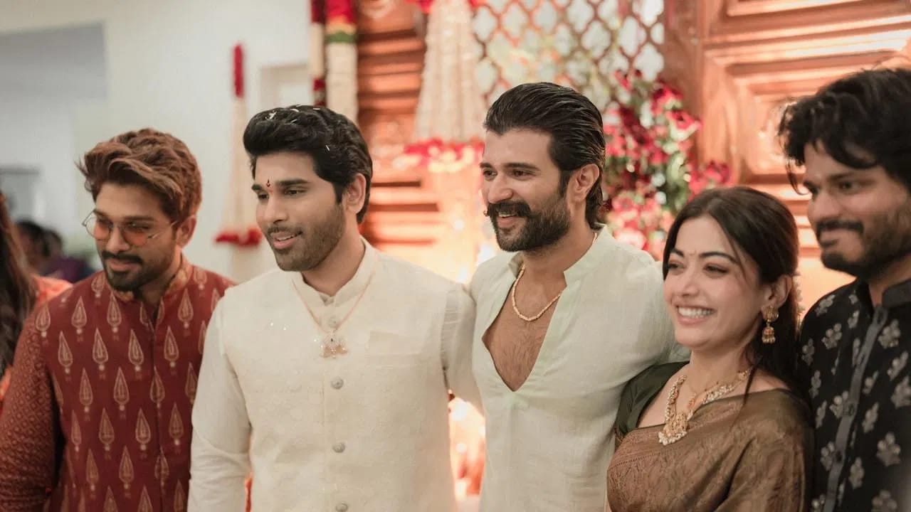 ‘ಪುಷ್ಪ’ ಸಿನಿಮಾನಲ್ಲಿ ಅಲ್ಲು ಅರ್ಜುನ್ ಮತ್ತು ರಶ್ಮಿಕಾ ಪುಷ್ಪ ಮತ್ತು ಶ್ರೀವಲ್ಲಿಯಾಗಿ ನಟಿಸಿದ್ದರು. ಇದೀಗ ಮದುವೆಯ ಬಳಿಕ ಒಟ್ಟಿಗೆ ಅಲ್ಲು ಅರ್ಜುನ್ ಹೋಗಿದ್ದಲ್ಲದೆ, ಅಲ್ಲು ಅರ್ಜುನ್ ಸಹೋದರನ ಮದುವೆ ಶಾಸ್ತ್ರದಲ್ಲಿ ಭಾಗಿ ಆದರು.