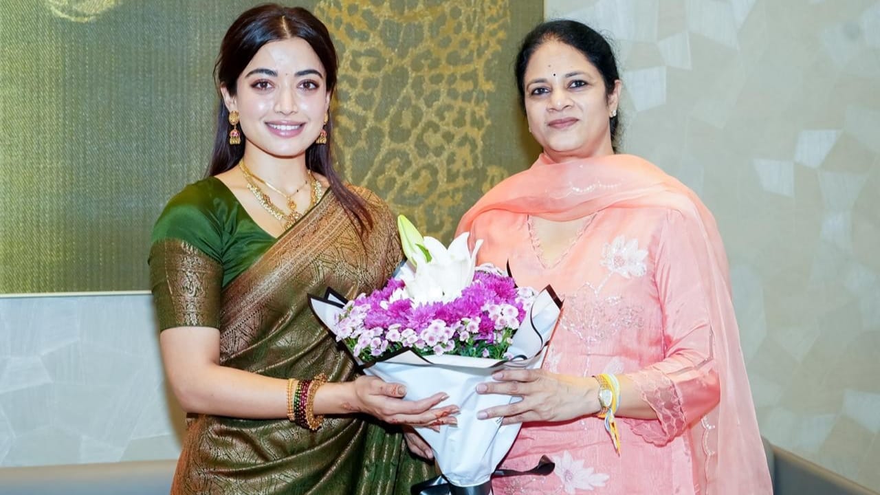 ರಶ್ಮಿಕಾ ಮಂದಣ್ಣ ಅವರಿಗೆ ಉಡುಗೊರೆಯನ್ನು ಸಹ ಸಿಎಂ ರೇವಂತ್ ರೆಡ್ಡಿ ಪತ್ನಿ ನೀಡಿದ್ದು, ನವ ಜೋಡಿಗಳಿಗೆ ಹರಸಿದ್ದಾರೆ.