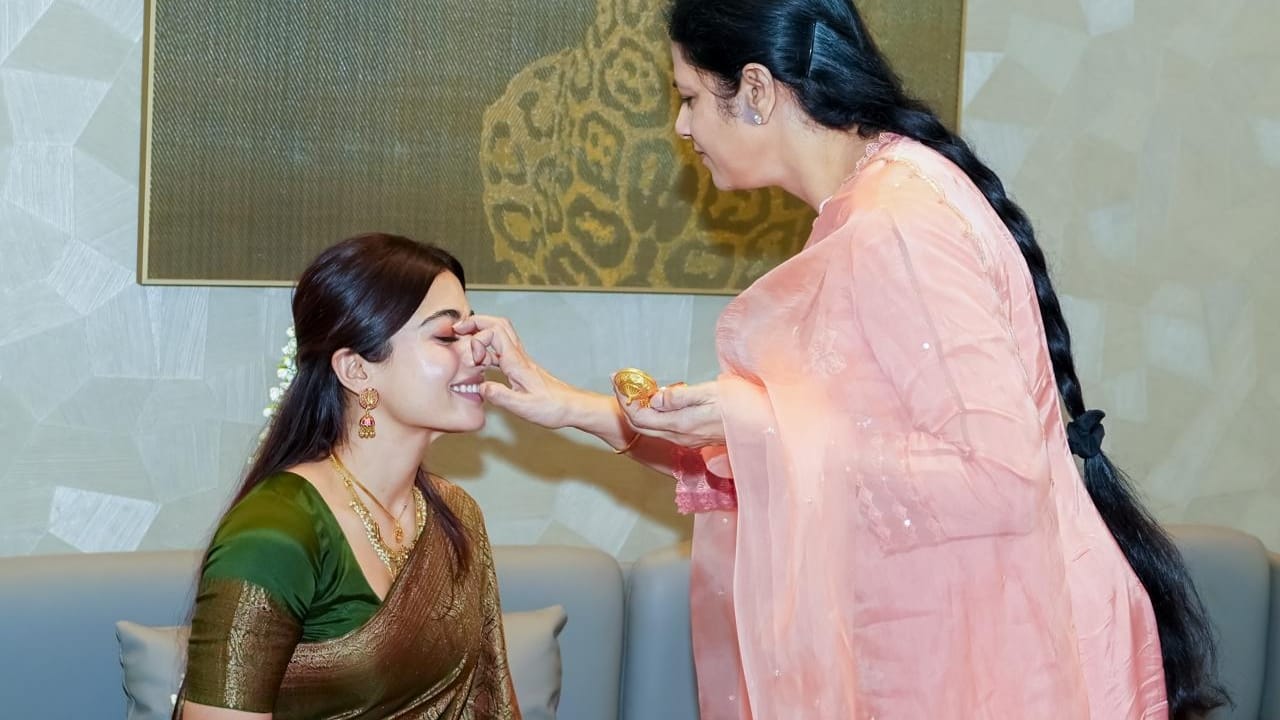 ಆ ಬಳಿಕ ತೆಲಂಗಾಣ ಸಿಎಂ ರೇವಂತ್ ರೆಡ್ಡಿ ನಿವಾಸಕ್ಕೂ ಸಹ ರಶ್ಮಿಕಾ-ವಿಜಯ್ ಭೇಟಿ ನೀಡಿದ್ದು, ರೇವಂತ್ ರೆಡ್ಡಿಯವರ ಪತ್ನಿ ರಶ್ಮಿಕಾಗೆ ಅರಿಶಿಣ-ಕುಂಕುಮ ನೀಡಿದ್ದಾರೆ.