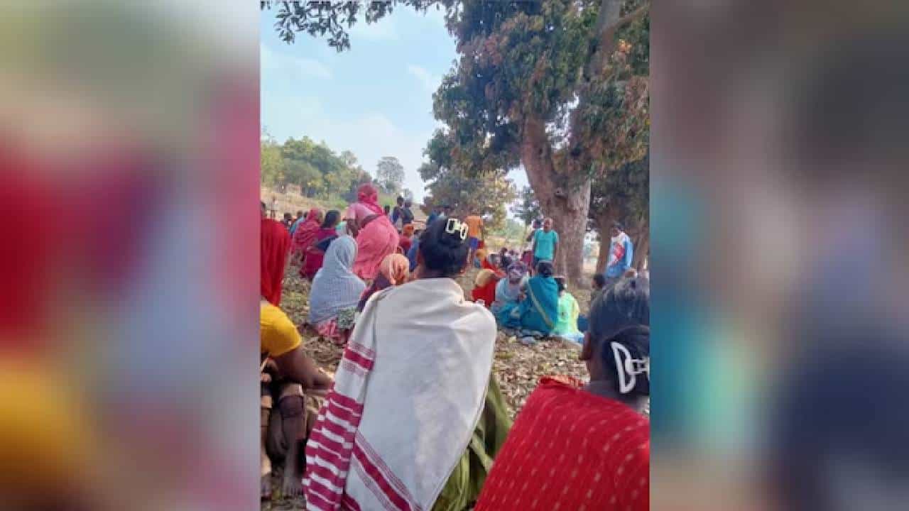 ವ್ಯಕ್ತಿಗೆ ಬಲವಂತವಾಗಿ ಮೂತ್ರ ಕುಡಿಸಿದ ಹಳ್ಳಿ ಜನ ವ್ಯಕ್ತಿಗೆ ಬಲವಂತವಾಗಿ ಮೂತ್ರ ಕುಡಿಸಿದ ಹಳ್ಳಿ ಜನ
