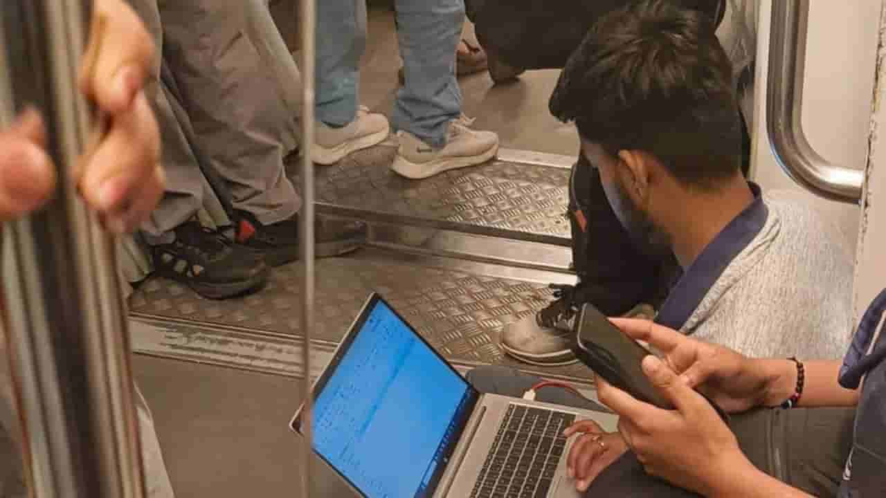 Viral: ಬಾಸ್ನಿಂದ ಕಾಲ್ ಬಂದದ್ದೇ ತಡ ಮೆಟ್ರೋದೊಳಗೆ ಲ್ಯಾಪ್ ಟಾಪ್ ತೆರೆದು ಕೆಲಸ ಮಾಡಲು ಕುಳಿತ ಯುವಕ
