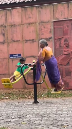 ಪಾರ್ಕ್‌ನಲ್ಲಿ ಮಕ್ಕಳಂತೆ ಆಟ ಆಡಿದ ವೃದ್ಧ ಮಹಿಳೆ