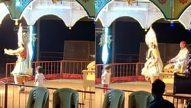 ರಂಗದಲ್ಲಿ ಯಕ್ಷಗಾನ ಕಲಾವಿದನೊಂದಿಗೆ ಹೆಜ್ಜೆ ಹಾಕಿದ ಪುಟಾಣಿ