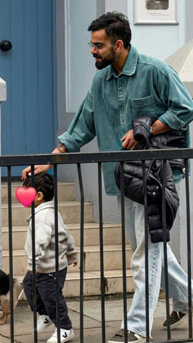 ಮಗನ ಕೈಹಿಡಿದು ಶಾಲೆಗೆ ಬಿಟ್ಟುಬಂದ ವಿರಾಟ್ ಕೊಹ್ಲಿ