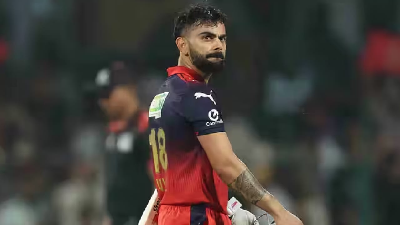 ಇದೀಗ ಕೇವಲ 398 ಟಿ20 ಇನಿಂಗ್ಸ್​ಗಳಲ್ಲಿ ವಿರಾಟ್ ಕೊಹ್ಲಿ 13,612 ರನ್​ಗಳಿಸಿದ್ದಾರೆ. ಈ ಮೂಲಕ ಶೊಯೆಬ್ ಮಲಿಕ್ ಅವರನ್ನು ಹಿಂದಿಕ್ಕಿ ಕಿಂಗ್ ಕೊಹ್ಲಿ ಟಿ20 ರನ್ ಸರದಾರರ ಪಟ್ಟಿಯಲ್ಲಿ ಆರನೇ ಸ್ಥಾನಕ್ಕೇರಿದ್ದಾರೆ. ಅಷ್ಟೇ ಅಲ್ಲದೆ ಟಿ20 ಇತಿಹಾಸದಲ್ಲೇ ಅತೀ ಹೆಚ್ಚು ರನ್​ಗಳಿಸಿದ ವಿಶ್ವ ದಾಖಲೆ ಬರೆಯಲು ಮುನ್ನುಗ್ಗುತ್ತಿದ್ದಾರೆ.