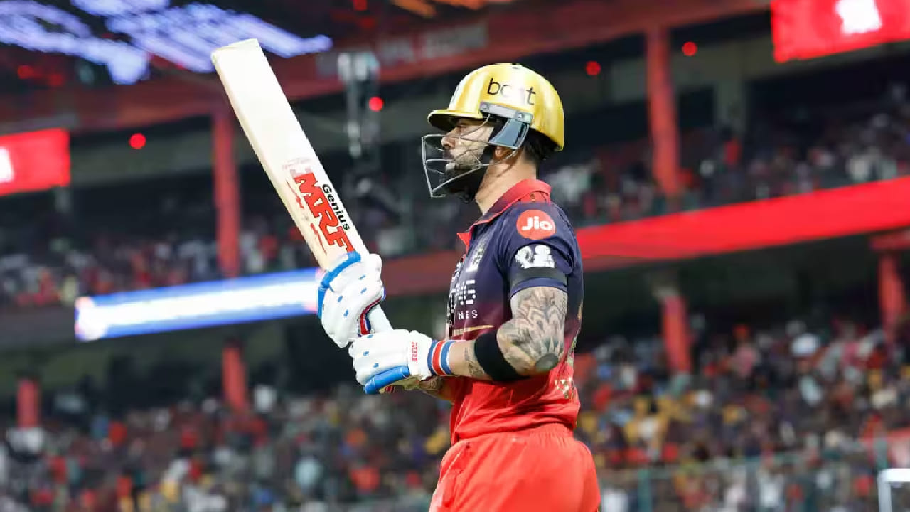 ಅಂದರೆ ಟಿ20 ಕ್ರಿಕೆಟ್ ಇತಿಹಾಸದಲ್ಲೇ ಅತ್ಯಧಿಕ ರನ್​ಗಳಿಸಿದ ವಿಶ್ವ ದಾಖಲೆ ಕ್ರಿಸ್ ಗೇಲ್ ಹೆಸರಿನಲ್ಲಿದೆ. ಗೇಲ್ 455 ಟಿ20 ಇನಿಂಗ್ಸ್​ಗಳ ಮೂಲಕ ಒಟ್ಟು 14562 ರನ್​ಗಳಿಸಿ ಈ ವಿಶ್ವ ದಾಖಲೆ ನಿರ್ಮಿಸಿದ್ದಾರೆ. ಇದೀಗ 13,612  ರನ್​ ಕಲೆಹಾಕಿರುವ ಕೊಹ್ಲಿ ಇನ್ನು 951 ರನ್​ಗಳಿಸಿದರೆ ಟಿ20 ಕ್ರಿಕೆಟ್​ ಇತಿಹಾಸದಲ್ಲೇ ಅತ್ಯಧಿಕ ರನ್​ಗಳಿಸಿದ ಬ್ಯಾಟರ್ ಎನಿಸಿಕೊಳ್ಳಲಿದ್ದಾರೆ. 