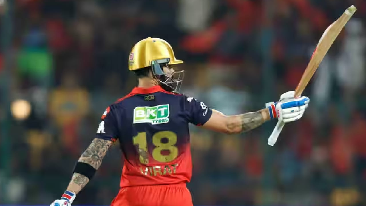 ಈ 69 ರನ್​ಗಳೊಂದಿಗೆ ಕಿಂಗ್ ಕೊಹ್ಲಿ ಟಿ20 ಕ್ರಿಕೆಟ್​ನಲ್ಲಿ ಅತ್ಯಧಿಕ ರನ್ ಕಲೆಹಾಕಿದ ಬ್ಯಾಟರ್​ಗಳ ಪಟ್ಟಿಯಲ್ಲಿ 6ನೇ ಸ್ಥಾನಕ್ಕೇರಿದ್ದಾರೆ. ಇದಕ್ಕೂ ಮುನ್ನ ಆರನೇ ಸ್ಥಾನದಲ್ಲಿ ಪಾಕಿಸ್ತಾನದ ಬ್ಯಾಟರ್ ಶೊಯೆಬ್ ಮಲಿಕ್ ಕಾಣಿಸಿಕೊಂಡಿದ್ದರು. ಇದೀಗ ಮಲಿಕ್ ಅವರನ್ನು ಹಿಂದಿಕ್ಕುವಲ್ಲಿ ಕೊಹ್ಲಿ ಯಶಸ್ವಿಯಾಗಿದ್ದಾರೆ.