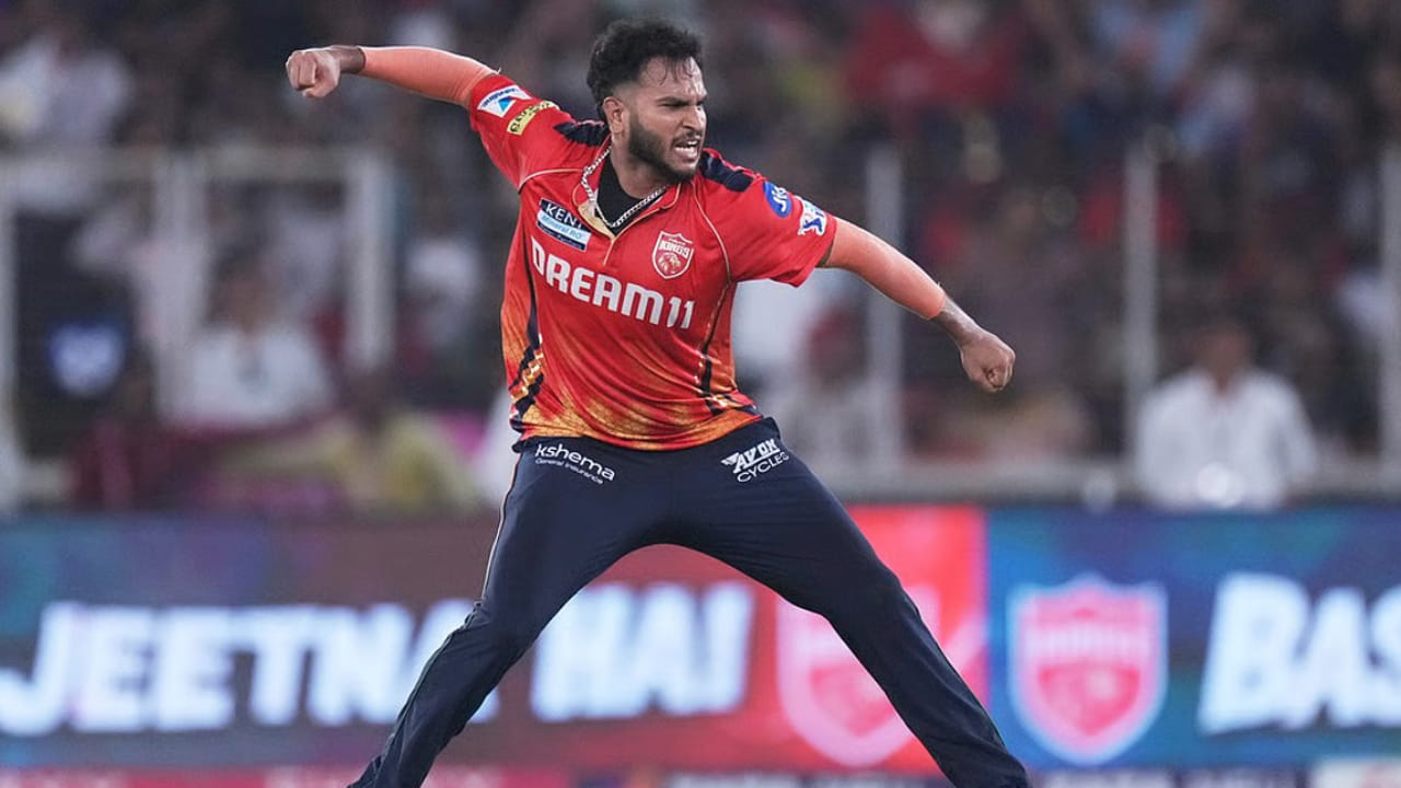 ವೈಶಾಕ್ ವಿಜಯ್ಕುಮಾರ್; ರಾಯಲ್ ಚಾಲೆಂಜರ್ಸ್ ಬೆಂಗಳೂರು ತಂಡದೊಂದಿಗೆ ಐಪಿಎಲ್ ವೃತ್ತಿಜೀವನ ಆರಂಭಿಸಿದ್ದ ವೈಶಾಕ್ ಪ್ರಸ್ತುತ ಪಂಜಾಬ್ ಕಿಂಗ್ಸ್ ತಂಡದಲ್ಲಿದ್ದಾರೆ. 2025 ರ ಮೆಗಾ ಹರಾಜಿನಲ್ಲಿ 1.5 ಕೋಟಿ ರೂಗಳಿಗೆ ಪಂಜಾಬ್ ತಂಡವನ್ನು ಸೇರಿಕೊಂಡಿರುವ ವೈಶಾಕ್ ಕಳೆದ ಆವೃತ್ತಿಯಂತೆ ಈ ಆವೃತ್ತಿಯಲ್ಲೂ ಆಡುವ ಅವಕಾಶ ಪಡೆಯಲಿದ್ದಾರೆ.